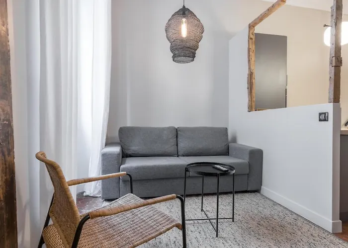 Charming 2 Bdr Old Town