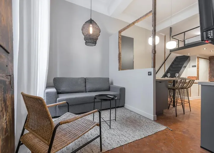 Charming 2 Bdr Old Town
