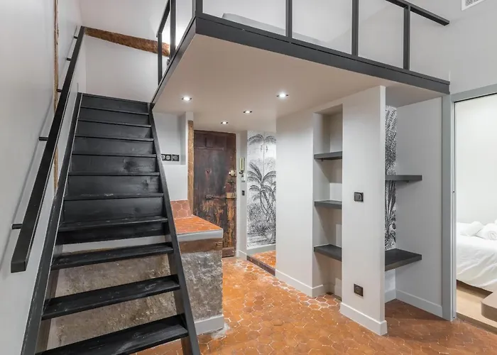 Charming 2 Bdr Old Town