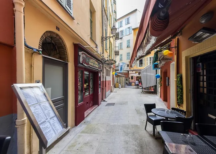 Charming 2 Bdr Old Town