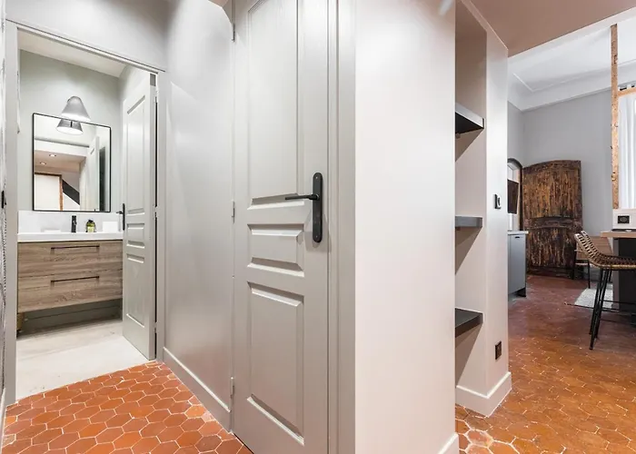 Charming 2 Bdr Old Town